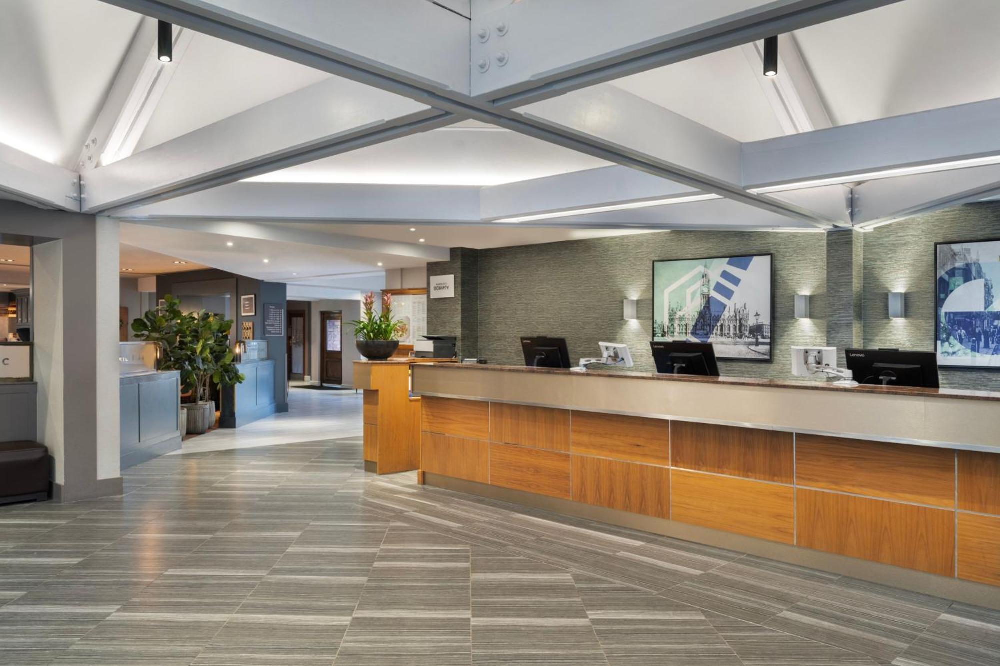 Delta Hotels By Marriott Manchester Airport Hale  Exterior foto